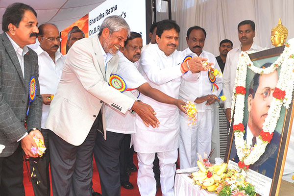 ಎಸ್ಸಿ, ಎಸ್ಟಿ ಸಂಘಗಳು ಕುಗ್ರಾಮಗಳನ್ನು ದತ್ತು ಪಡೆಯಲಿ: ಎಲ್.ಹನುಮಂತಯ್ಯ